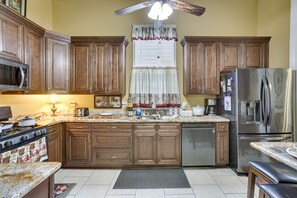 Kaffe-/temaskine, køkkentøj/tallerkener/redskaber