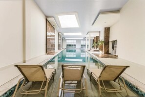 2 piscinas internas, funciona das 6h às meia-noite, guarda-sóis