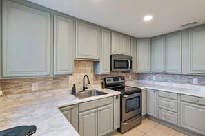 Private kitchen - Charming St. Pete Hideaway: 2BR/1BA-6 Person home 3/4 mi. from Downtown. (St. Petersburg)