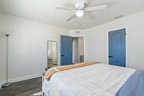 2 bedrooms, WiFi, bed sheets - Charming St. Pete Hideaway: 2BR/1BA-6 Person home 3/4 mi. from Downtown. (St. Petersburg)