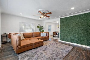 Living area - Charming St. Pete Hideaway: 2BR/1BA-6 Person home 3/4 mi. from Downtown. (St. Petersburg)