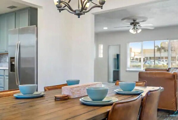 Dining - Charming St. Pete Hideaway: 2BR/1BA-6 Person home 3/4 mi. from Downtown. (St. Petersburg)