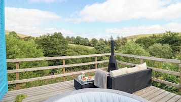 Cottage | Outdoor spa tub