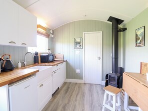 Cottage | Private kitchen | Fridge, electric kettle, toaster, cookware/dishes/utensils
