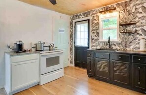 Private kitchen - Downsville Getaway Retreat (Downsville)