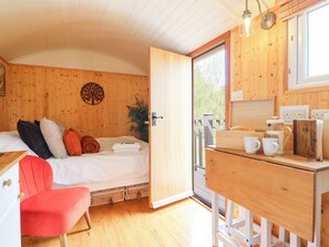 1 bedroom, individually decorated, individually furnished, free WiFi - Red Kite at Wild Valley Huts (Oswestry)