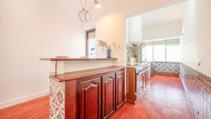Una cucina con un piano di lavoro in legno, mobili e una parete rivestita in piastrelle.