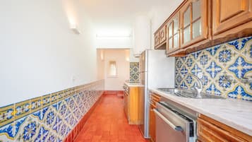 Frigorífico, microondas, horno y lavavajillas