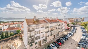 Un edificio a più piani con un parcheggio di fronte.