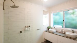 Dusj, hårføner og håndklær