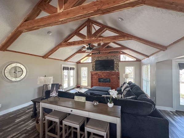 Smart TV, fireplace