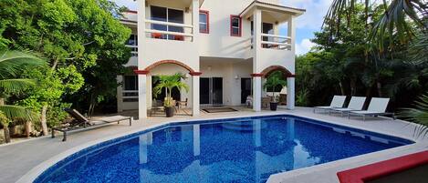 Una piscina al aire libre