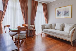 21 Cozy French / Acogedor Edif. Frances | Living area | 42-inch Smart TV with digital channels