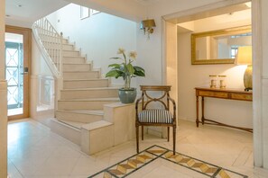 42-inch Smart TV with digital channels - Orly Suites (Santiago)