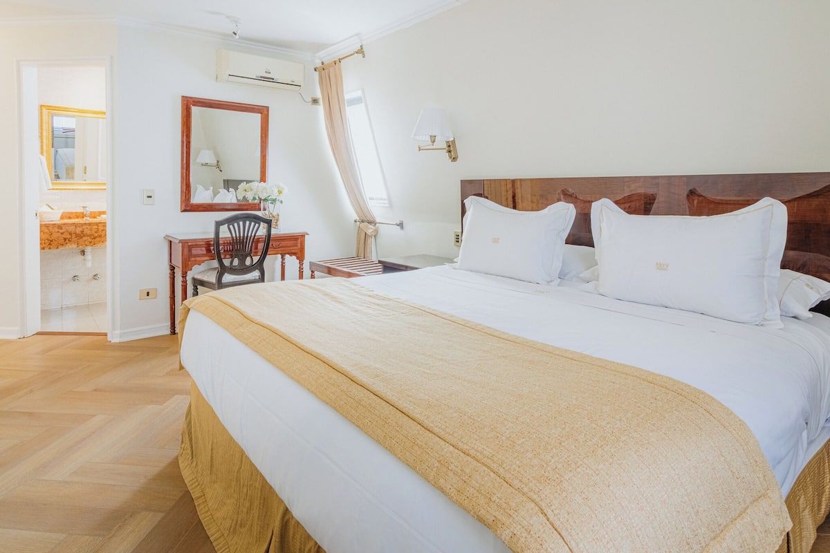 41 Classic Apt for 4 / Clasico x4 | 1 bedroom, down comforters, pillowtop beds, in-room safe
