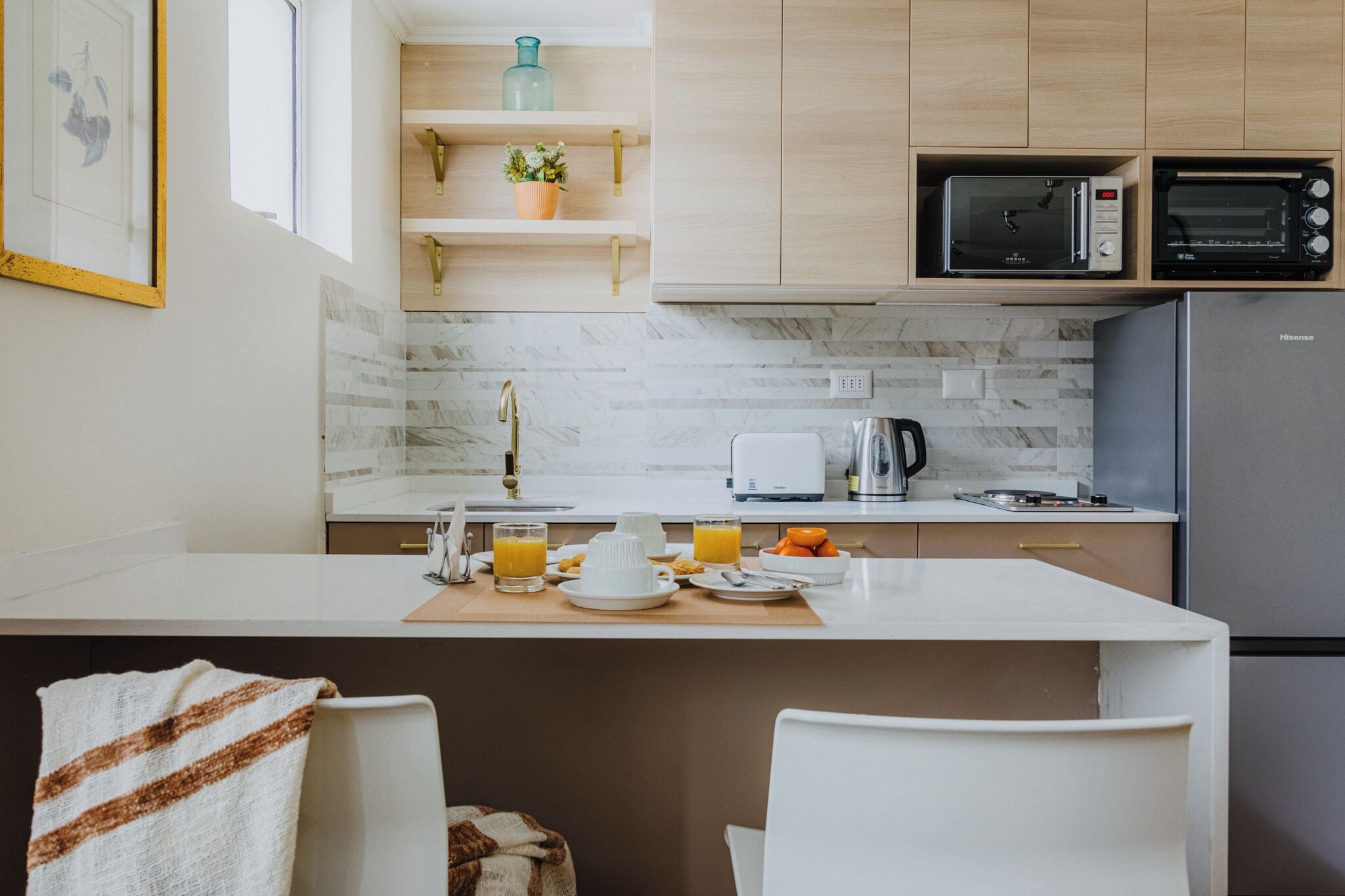 33 Renovated Apt. in Prov. / Renovado | Cocina privada | Frigobar, microondas, utensilios de cocina y artículos de limpieza 