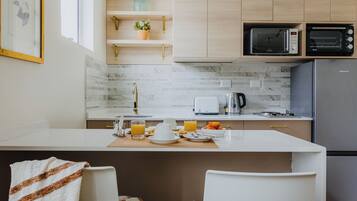 33 Renovated Apt. in Prov. / Renovado | Private kitchen | Mini-fridge, microwave, cleaning supplies