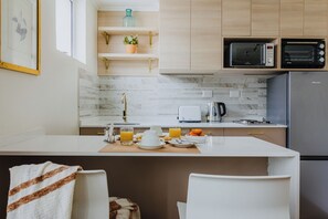 33 Renovated Apt. in Prov. / Renovado | Private kitchen | Mini-fridge, microwave, cookware/dishes/utensils, cleaning supplies - Orly Suites (Santiago)