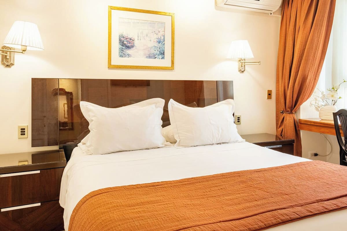 21 Cozy French / Acogedor Edif. Frances | 1 bedroom, down comforters, pillowtop beds, in-room safe