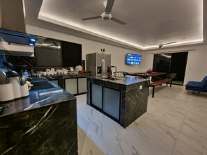 Panoramic House | Private kitchen | Full-size fridge, microwave, dishwasher, toaster