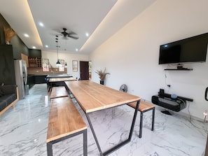 Rumah Mewah, pemandangan samudra | Dapur pribadi | Lemari es besar, microwave, mesin pencuci piring, dan pemanggang roti
