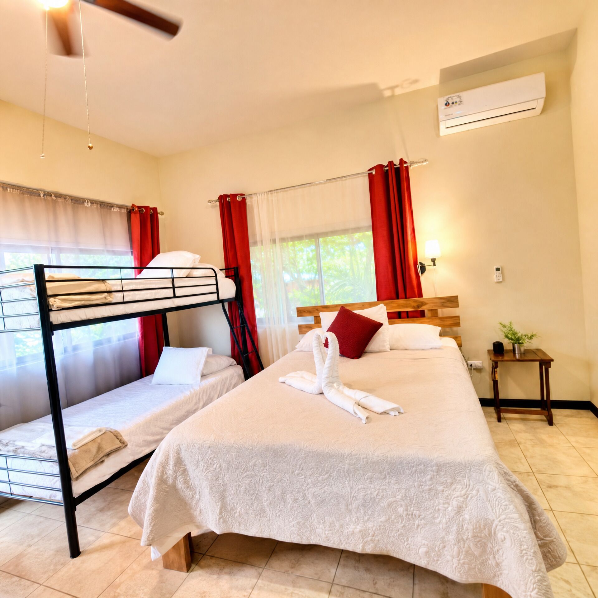 Exclusive Quadruple Room | Laptop workspace, free WiFi, individually decorated