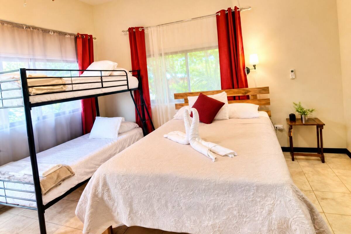 Exclusive Quadruple Room | Laptop workspace, WiFi (free), individually decorated