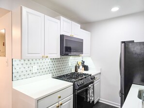 Private kitchen - Luxury 2BR condo, sleeps up to 6 (Annandale)