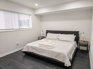 2 bedrooms, iron/ironing board, WiFi, bed sheets - Luxury 2BR condo, sleeps up to 6 (Annandale)