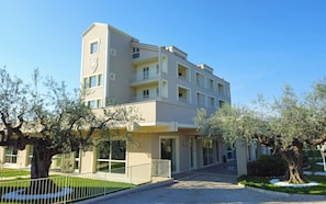 Fassade der Unterkunft – Abend/Nacht