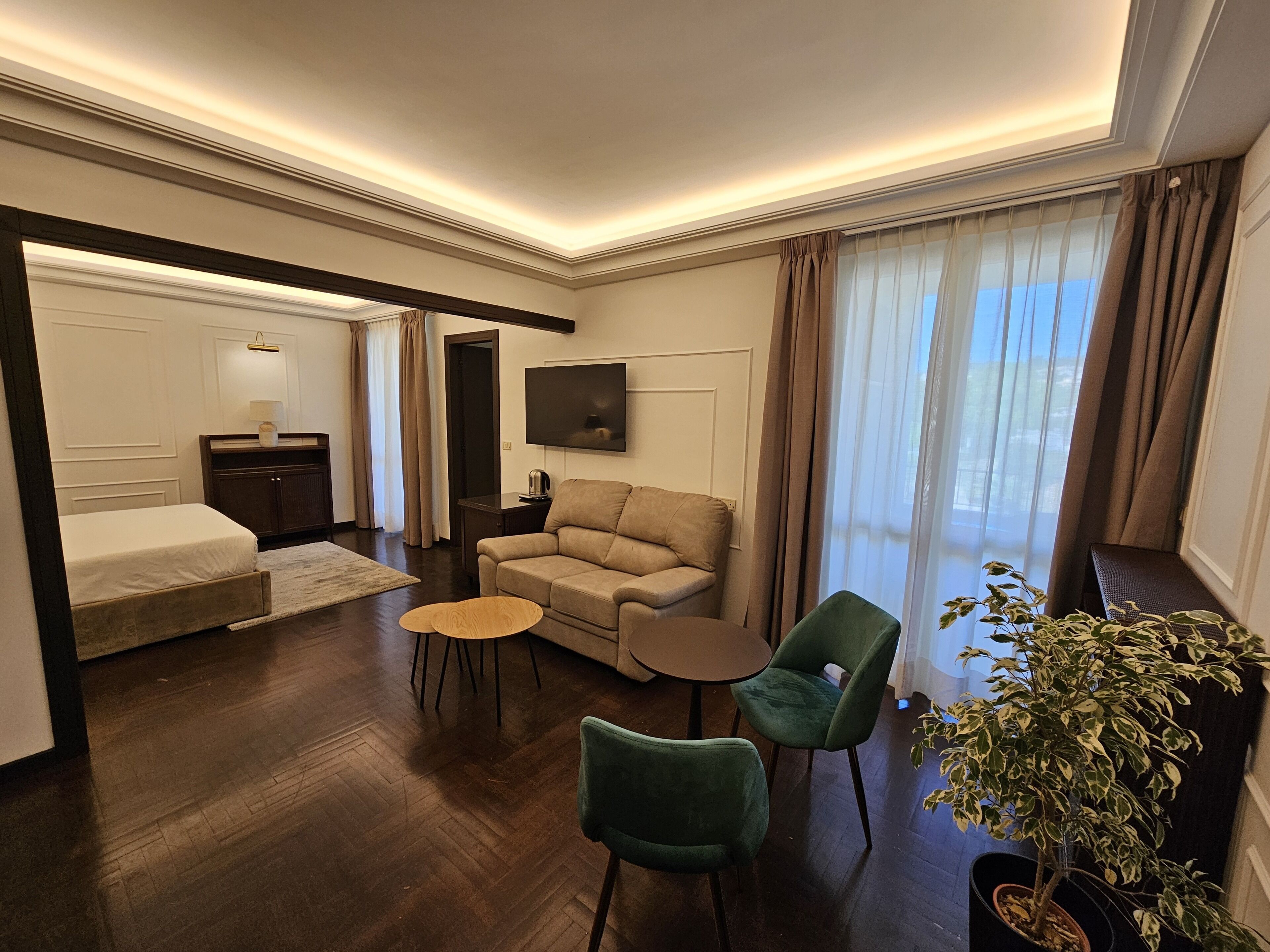 Suite | Hypo-allergenic bedding, down duvets, minibar, desk