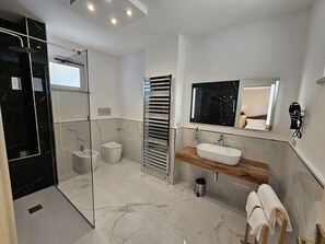 Suite | Badezimmer | Haartrockner, Bidet, Handtücher, Seife