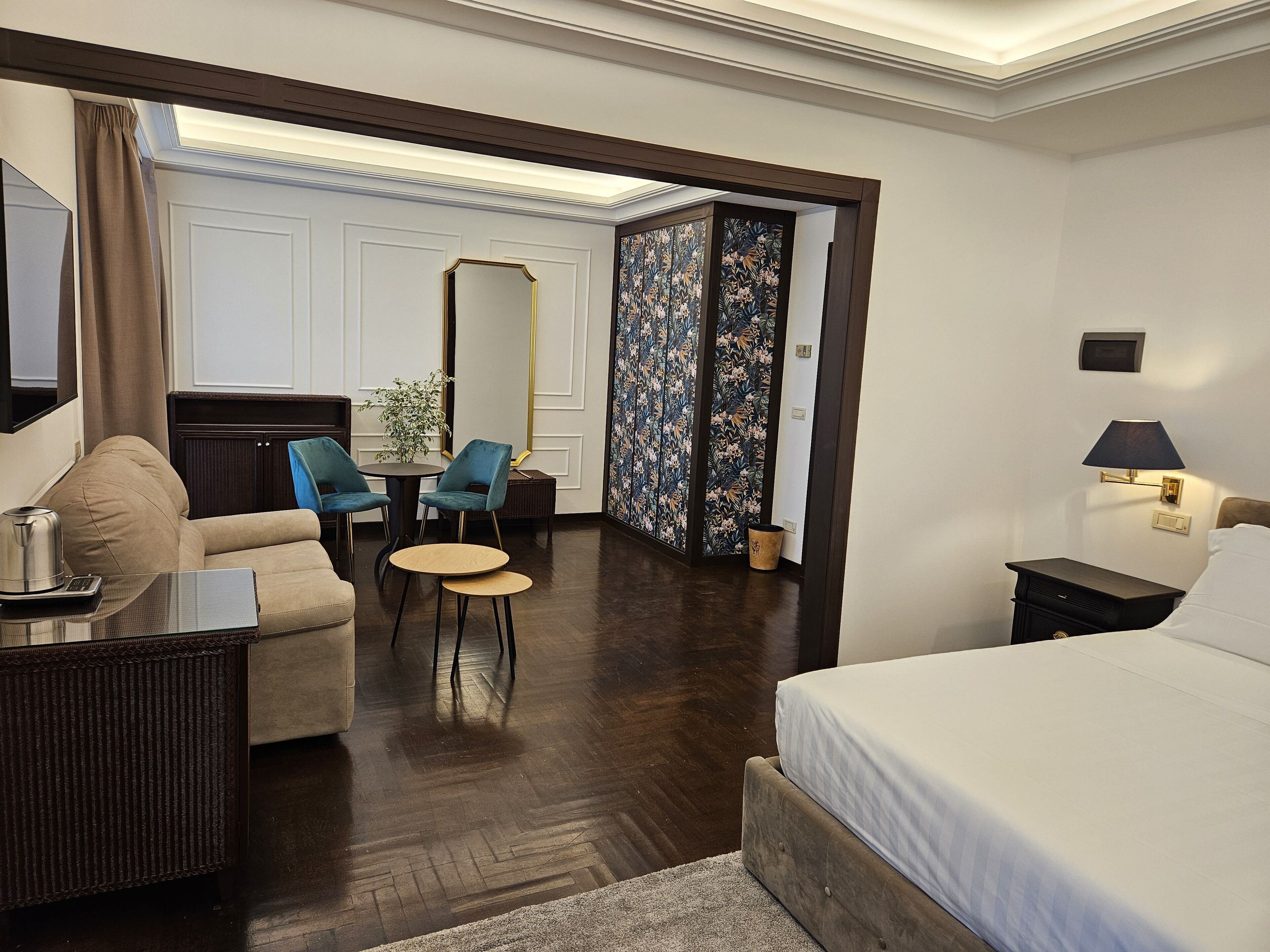 Suite | Hypo-allergenic bedding available, down comforters, minibar, desk