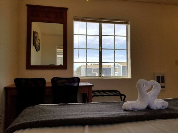 2 bedrooms, WiFi, bed sheets - 071A Private Suite Getaway near Grand Canyon Sleeps 6 (Williams)