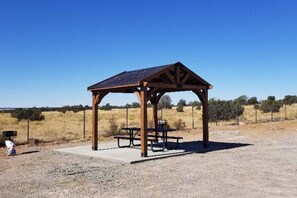 Property grounds - 071A Private Suite Getaway near Grand Canyon Sleeps 6 (Williams)