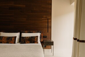 2 bedrooms, in-room safe, desk, iron/ironing board