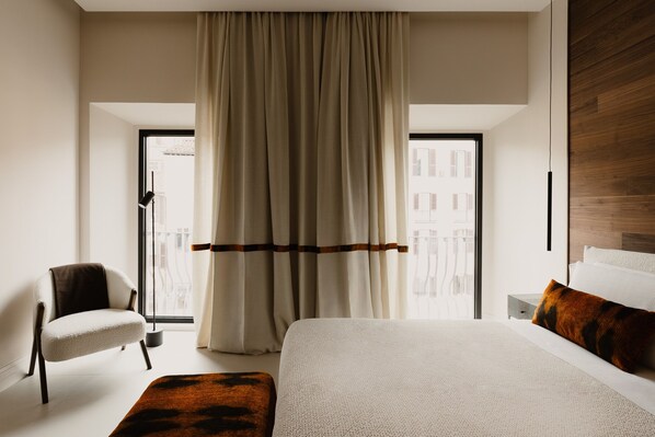 2 bedrooms, in-room safe, desk, iron/ironing board