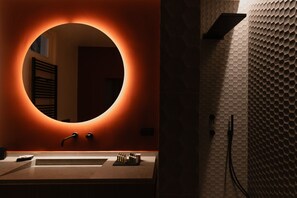 Douche, sèche-cheveux, bidet, serviettes fournies