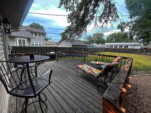 Outdoor dining - The Crescent House (Hutchinson)