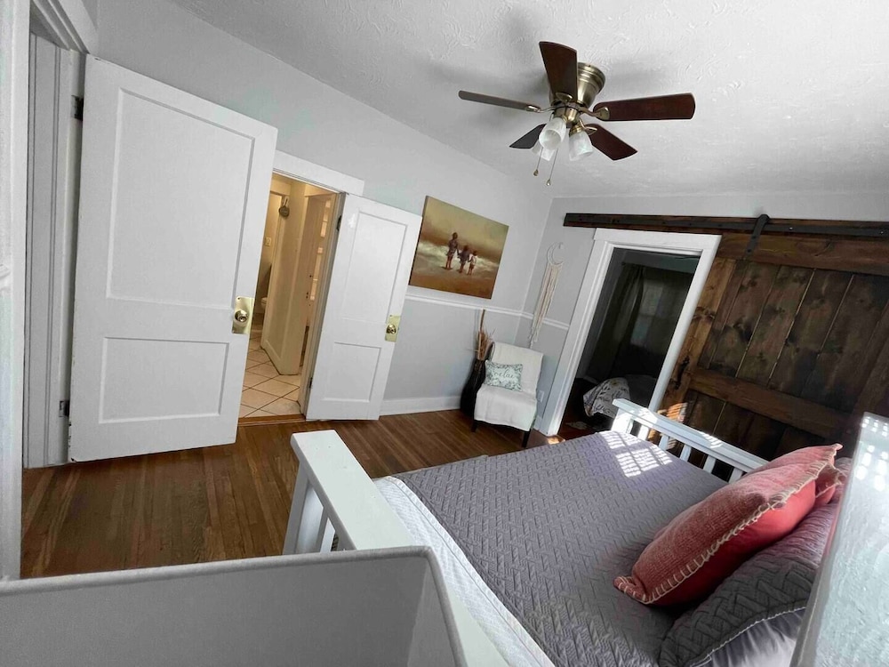 The Crescent House Hutchinson Vrbo