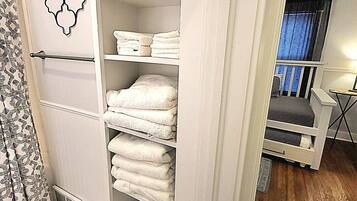 3 habitaciones, tabla de planchar con plancha y cuna de viaje