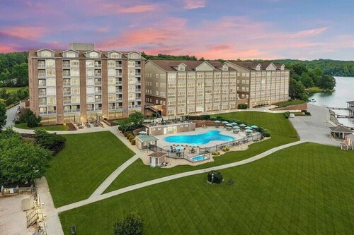 Lakefront Condo Resort, Amazing Lake & Mountain Views + Abundant Amenities