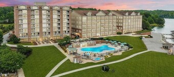 Lakefront Condo Resort, Amazing Lake & Mountain Views + Abundant Amenities