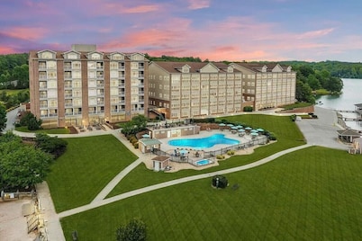 Lakefront Condo Resort, Amazing Lake & Mountain Views + Abundant Amenities