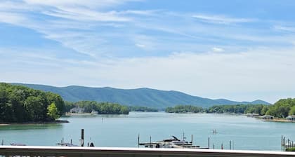 Lakefront Condo, Amazing Lake & Mountain Views + Resort Amenities