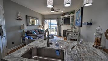 TV connectée, livres, chaîne hi-fi