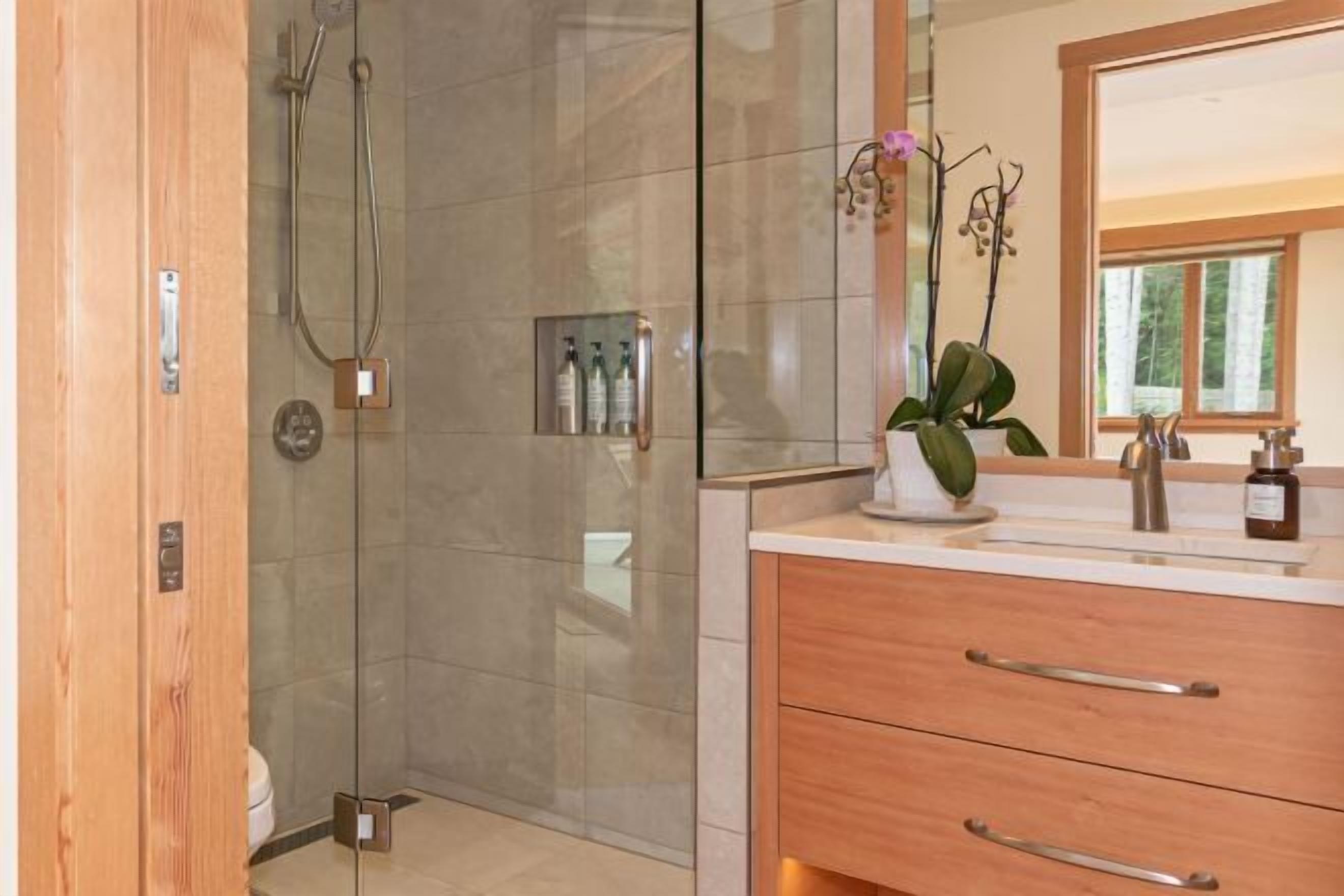 Toalettartikler (inkludert), hårføner, badekåper og tøfler