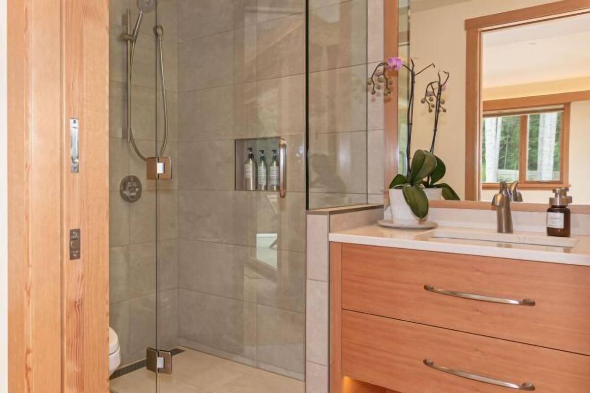 Free toiletries, hair dryer, bathrobes, slippers