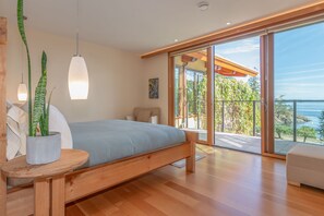 Premium bedding, individually decorated, laptop workspace, free WiFi - Lightwater Cove (Salt Spring Island)