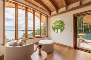 Wheelhouse Suite | Living area